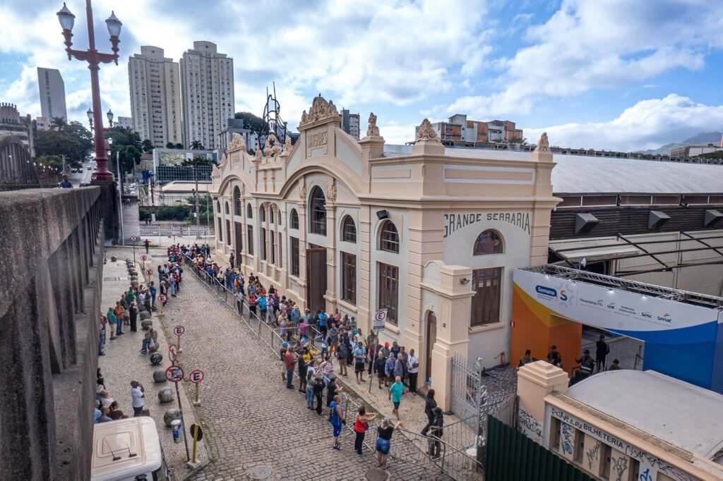 Jornal Horizonte mostra a imagem da Serraria Souza Pinto com pessoas sendo atendidas gratuitamente em Belo Horizonte