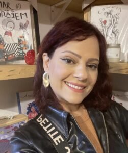 Jornal Horizonte divulga foto da artista Janice Pires com uma blusa preta de couro e sorrindo