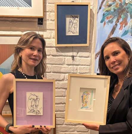 Jornal Horizonte mostra a foto da artista plástica Joanna Scharlé com uma obra de arte e ao seu lado, Marcela Megale, gerente das Fast Frame de BH