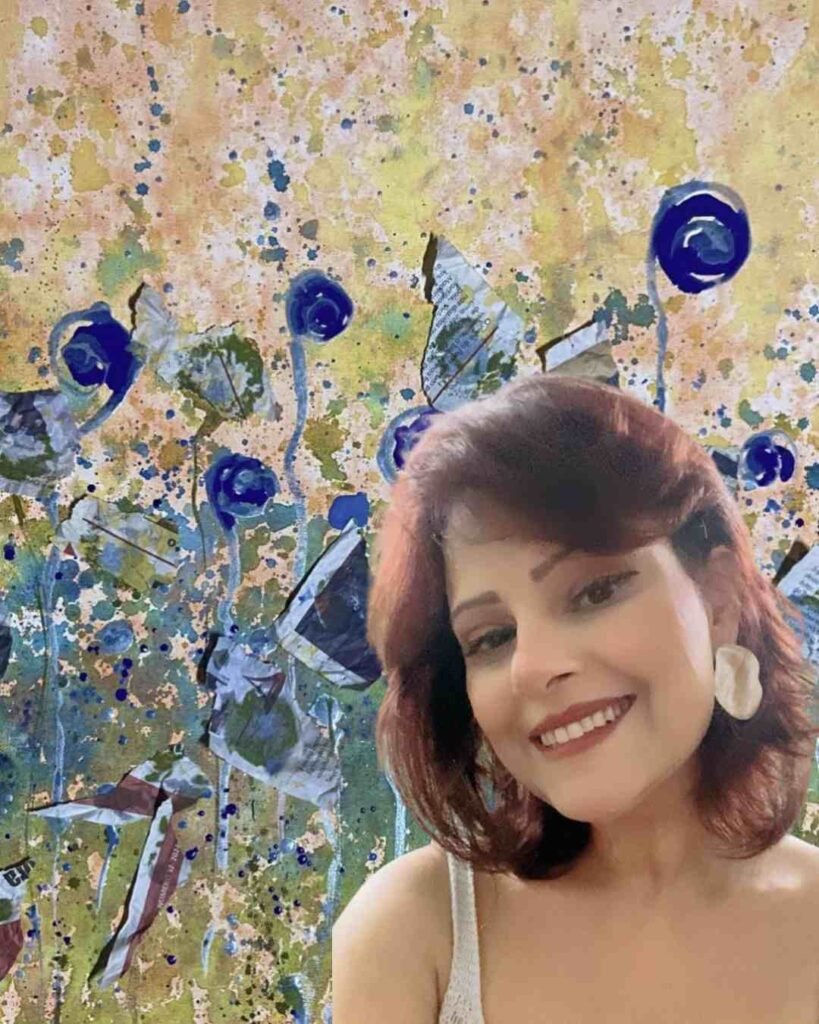 Jornal Horizonte divulga a foto da artista Janice Pires em frente de uma de suas obras de arte na exposição Flores Para Quem Me Quer