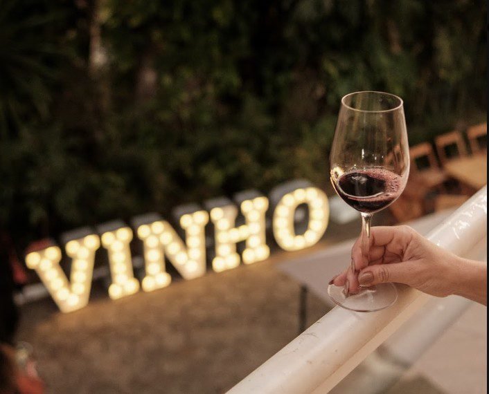 O Festival Vinho na Vila chega à capital mineira com mais de 250 rótulos brasileiros, entre lançamentos de grandes vinícolas, vinhos raros e edições limitadas.