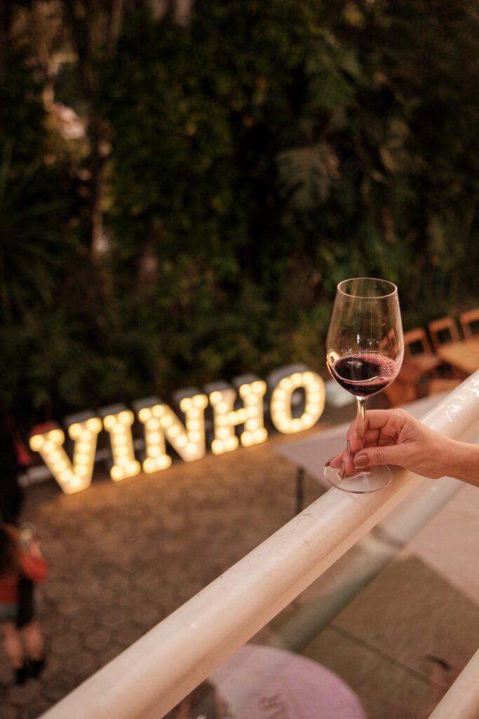 O Festival Vinho na Vila chega à capital mineira com mais de 250 rótulos brasileiros, entre lançamentos de grandes vinícolas, vinhos raros e edições limitadas.