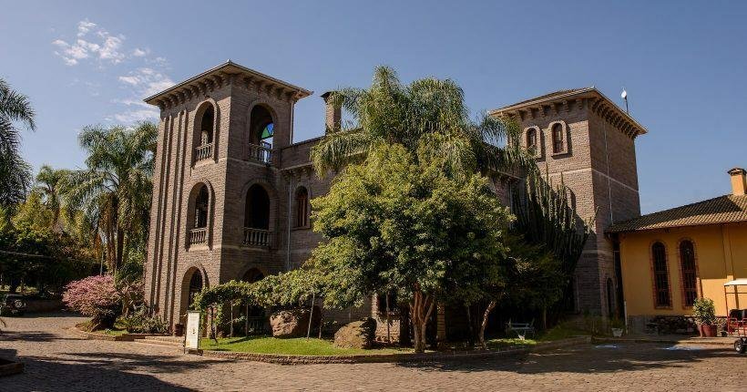 Jornal Horizonte mostra a foto de um castelo da Casa Valduga em Bento Gonçalves, RS