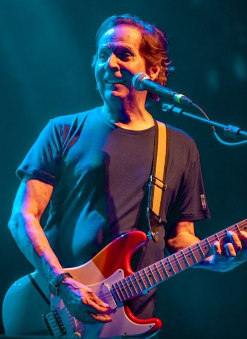 Jornal Horizonte mostra a foto de Beto Guedes que estará no show “Bar Brasil - Canções, Histórias e Encontros” com Luiz Carlos SÁ, 14 Bis e Tuia ao Palácio das Artes, no dia 07 de agosto em BH