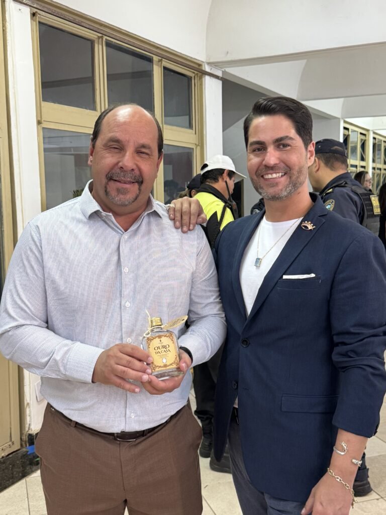 Jornal Horizonte mostra a foto de David Faria e o chefe do Executivo de Montes Claros na abertura da exposição que cedeu seu acervo em prol da cultura