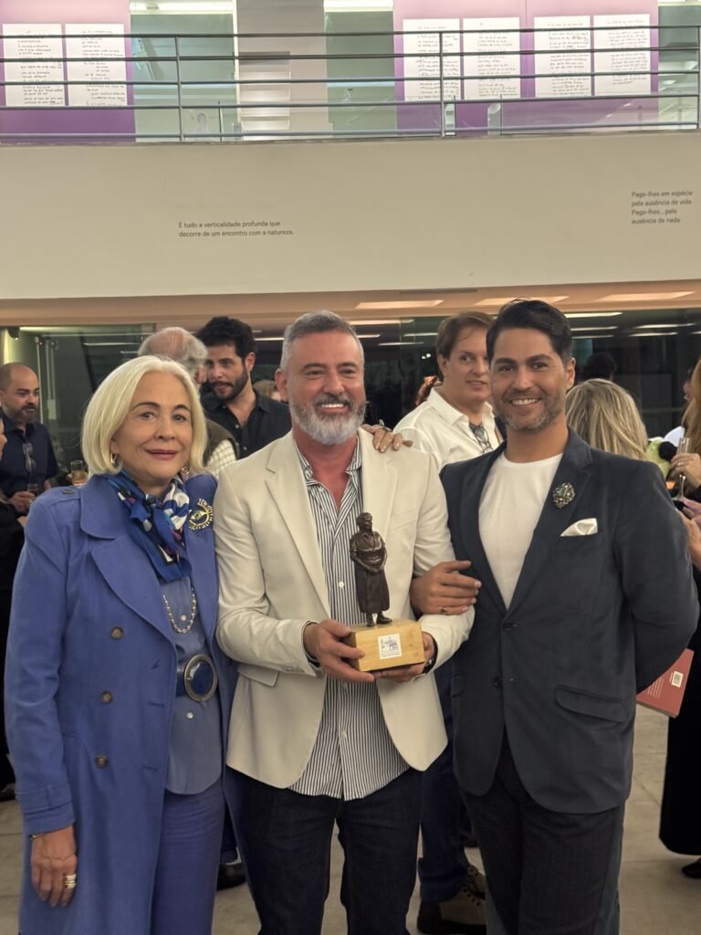 Jornal Horizonte mostra a foto de David Faria com o Secretário de Cultura e Turismo de MG e Maria Elvira Ferreira Sales, entregando o protótipo da escultura de Yara Tupynambá, pelo mesmo idealizada