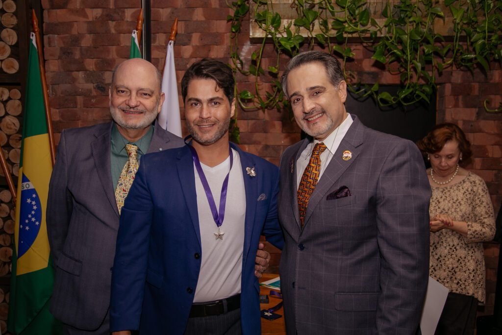 David Faria ladeado por Miguel Jerónimo e Tarcísio Costa na ocasião de sua homenagem com a Estrela da Independência