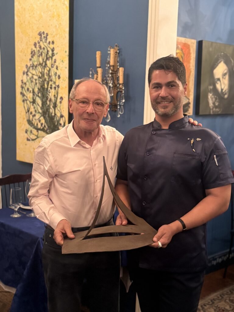Jornal Horizonte mostra a foto de David Faria e o Desembargador Ricardo Mohalem fundador e idealizador do Centeo Cultural da Justiça Federal do TRT com a peça piloto de sua coleção instalada em escala monumental na praça da Cemig de autoria de Fátima Santiago.