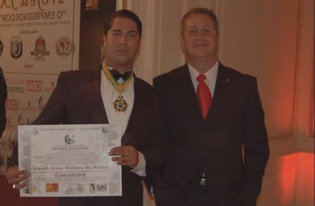 Jornal Horizonte mostra a foto de David Faria recebendo seu primeiro título de Comendador por ocasião do Cinquentenário de Brasília