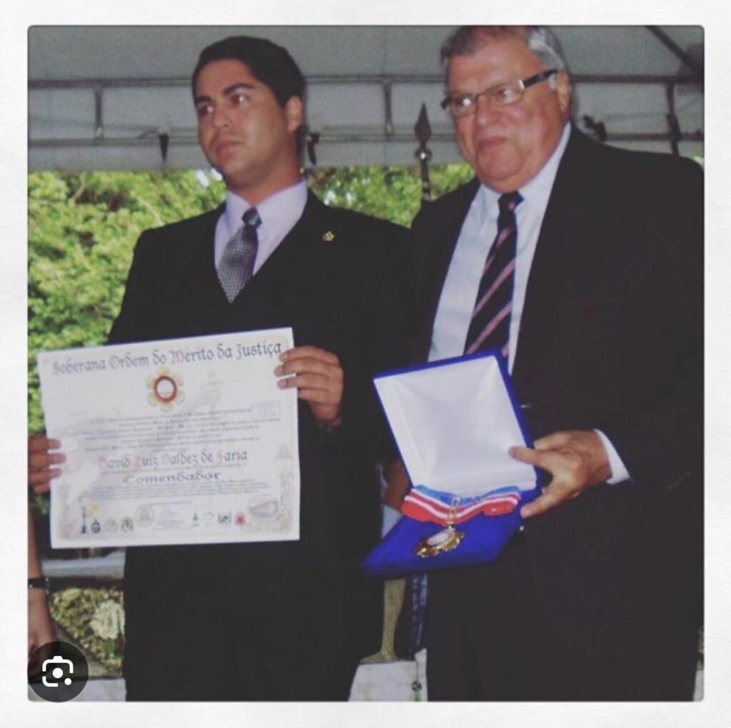 Jornal Horizonte mostra a foto de David Faria sendo agraciado com a comenda e título de comendador da Justiça na capital federal;