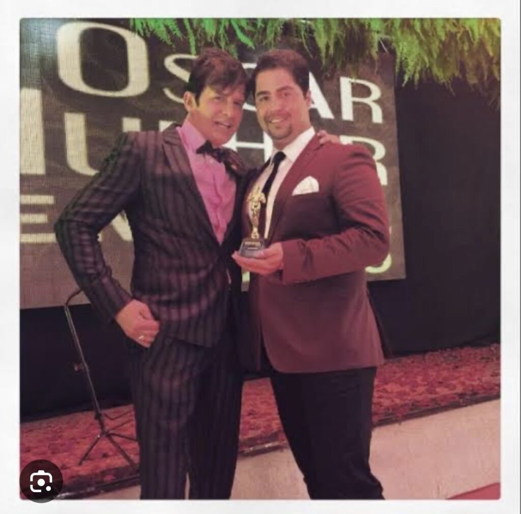 Jornal Horizonte mostra a foto de David Faria recebendo o troféu Notáveis entregue em importante solenidade pelo Dr Hollywood