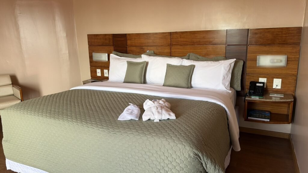Os apartamentos e suítes revelam um ambiente acolhedor, elegante e funcional. Os espaços são amplos, bem iluminados e cuidadosamente preparados para proporcionar conforto absoluto