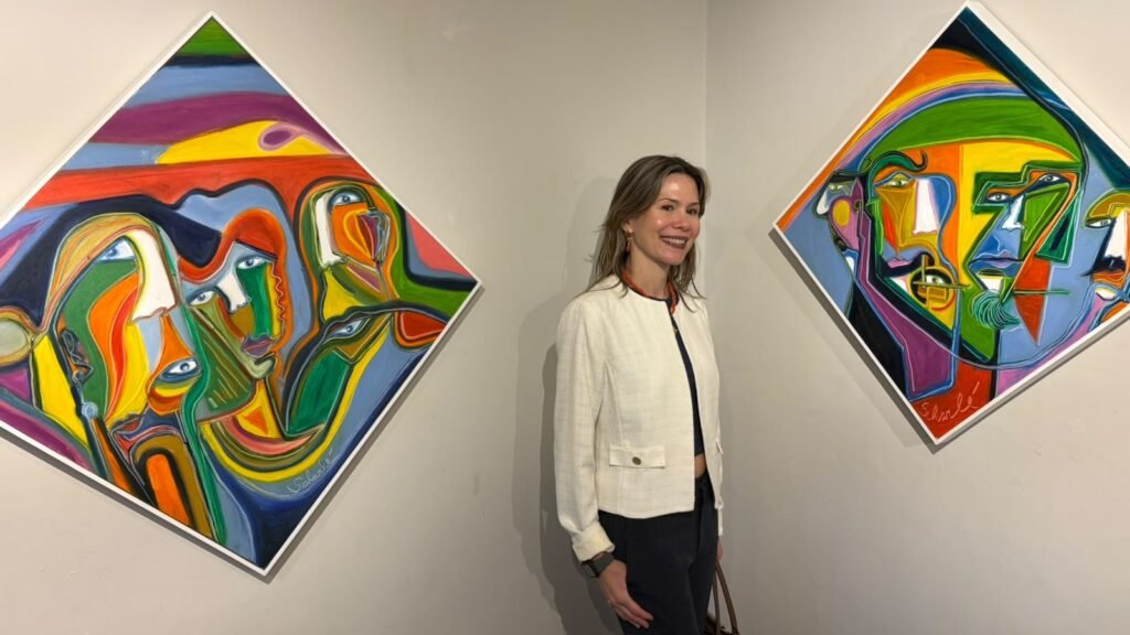 A exposição Entre antes e depois apresenta duas fases da produção artística da artista plástica brasileira/luxemburguesa Joanna Scharlé, revelando uma trajetória marcada por movimento e transformação contínua.