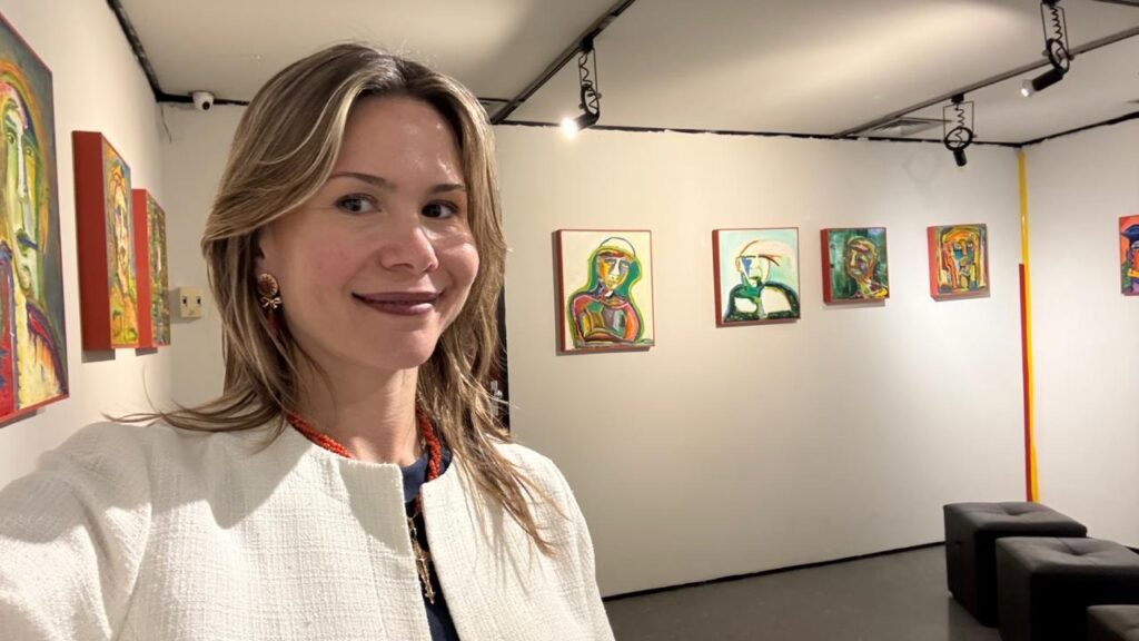 A exposição Entre antes e depois apresenta duas fases da produção artística da artista plástica brasileira/luxemburguesa Joanna Scharlé, revelando uma trajetória marcada por movimento e transformação contínua.